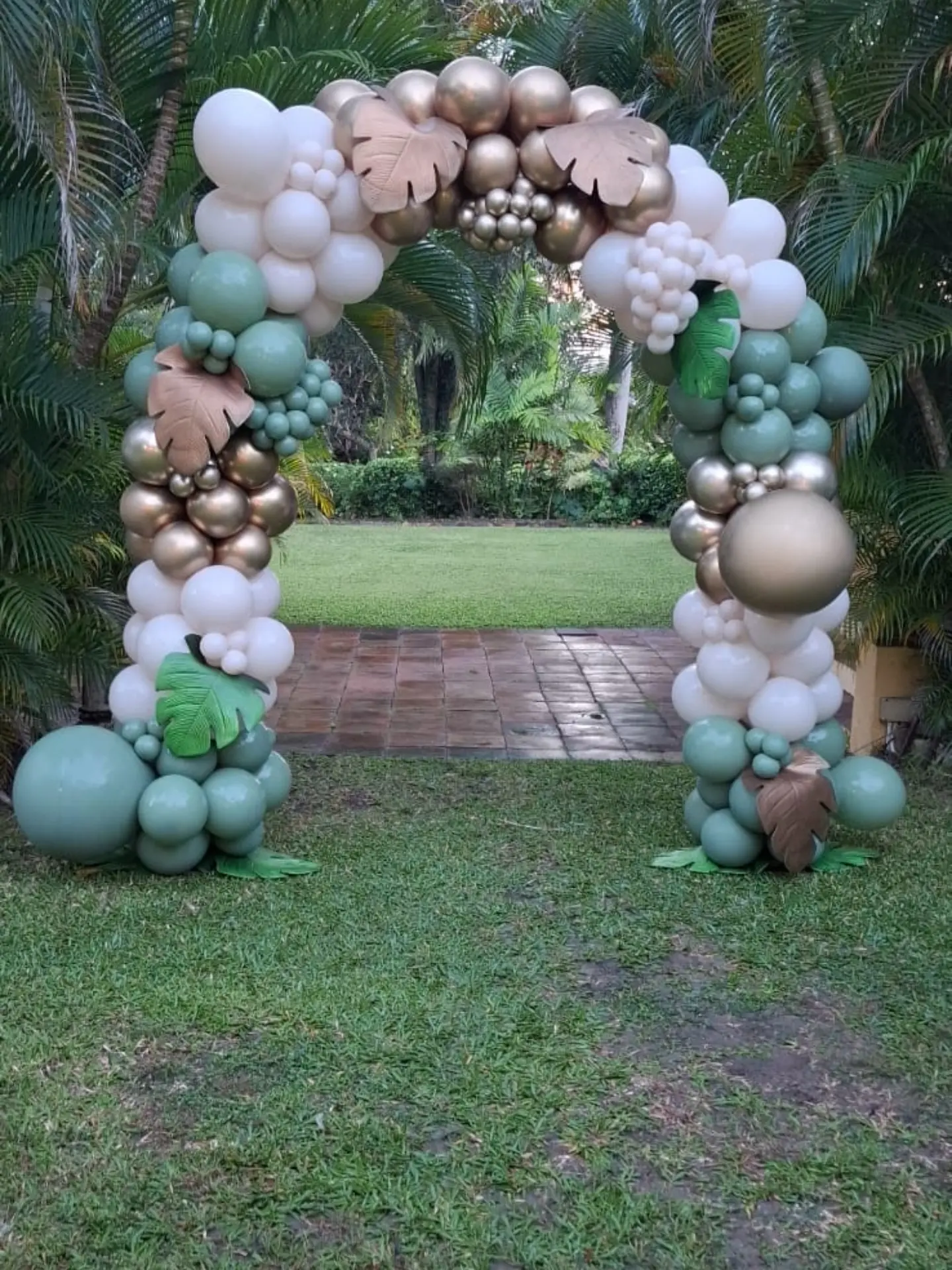 Balloon Arch Rental – 8ft x 10ft for $75